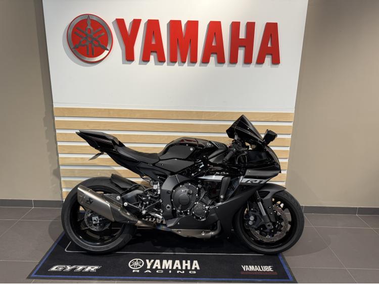 YAMAHA R1